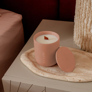 IT'S A VIBE scented candle 260g